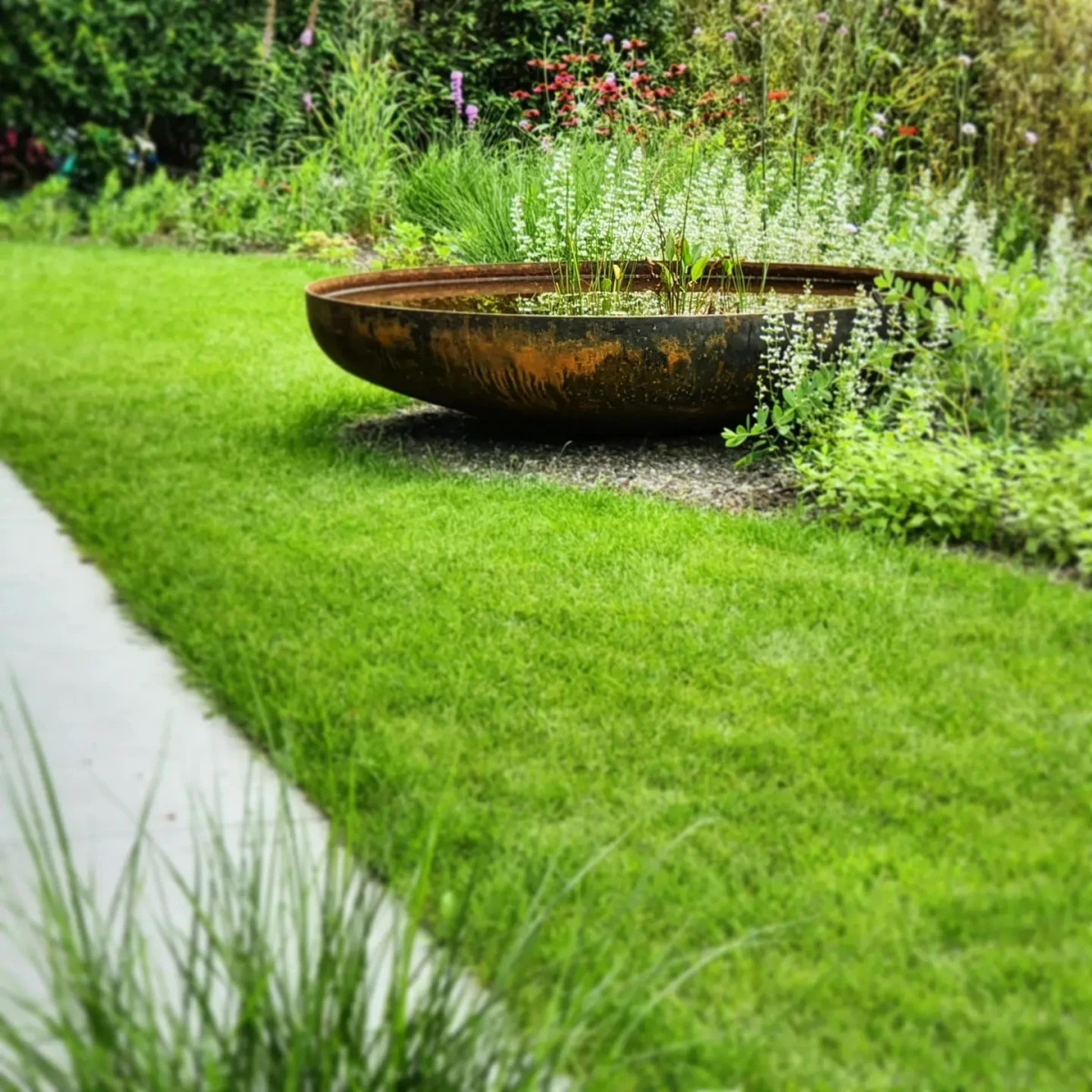 grosse wasserschalle im garten besl bischoff gartenbau ag