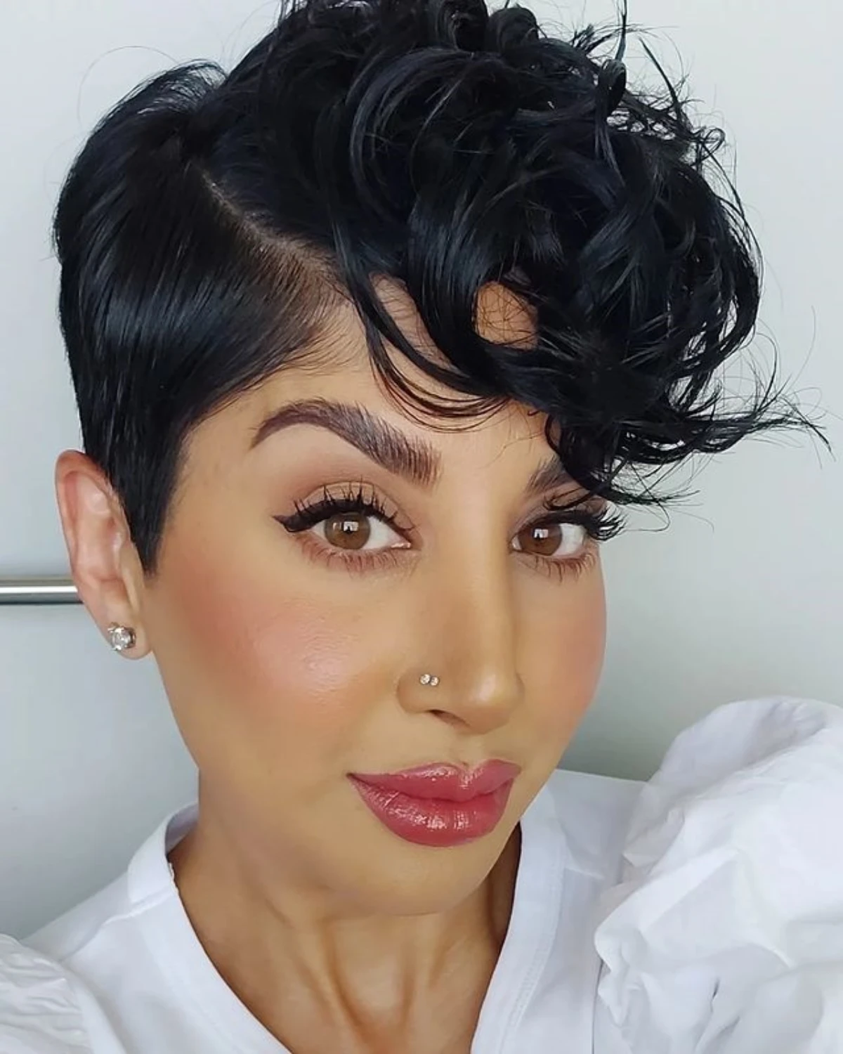 guillotine cut pixie cut mit locken