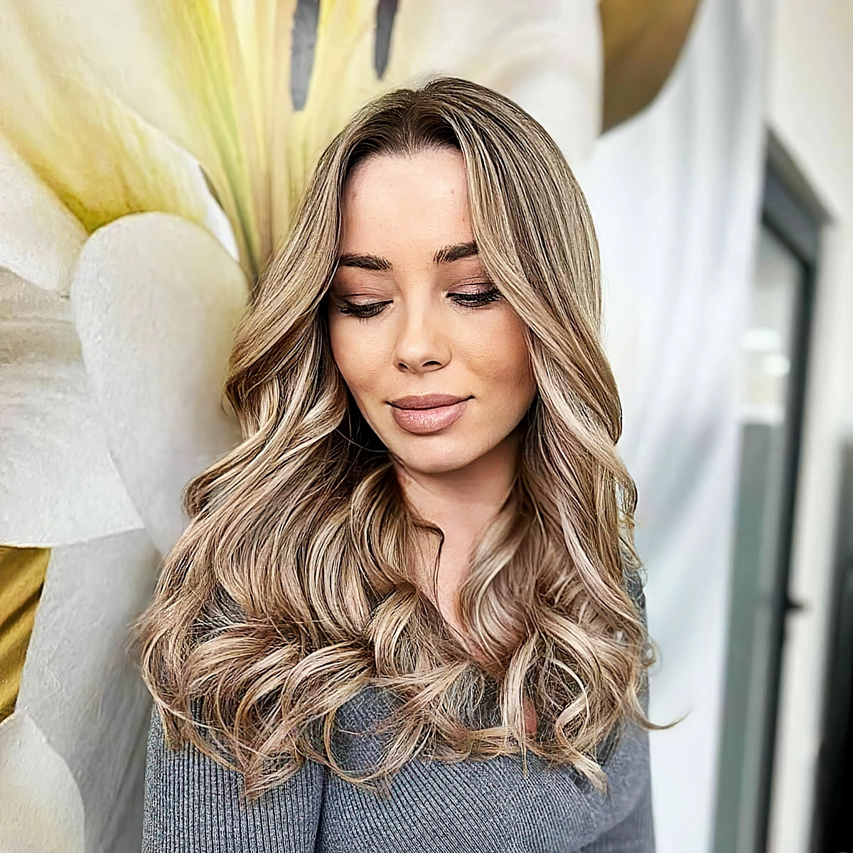 haare straehnen blond mittellanger schnitt mit locken 