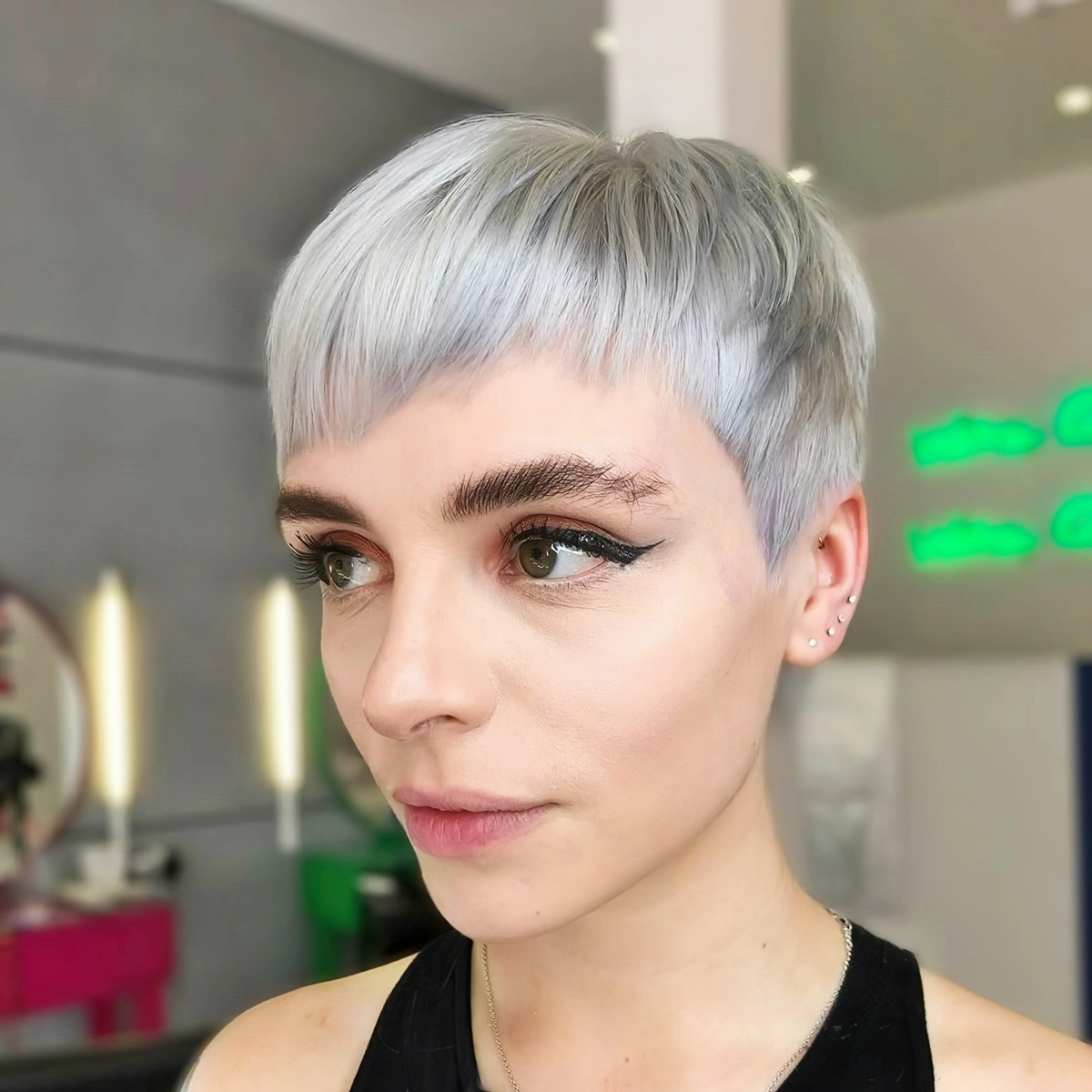 haarfrisuren damen graue kurze haare frauen trendige kurzhaarschnitte 2025 latesthair