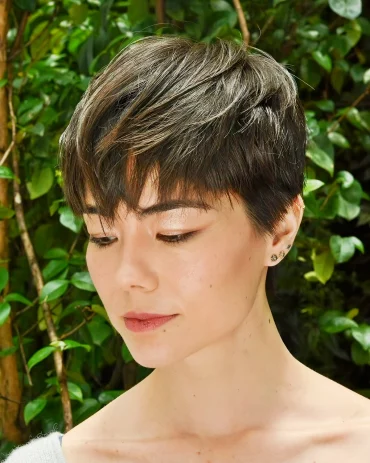 haarfrisuren damen schwarze kurze haare edgar cut pixie mit pony rodrigues ricardo