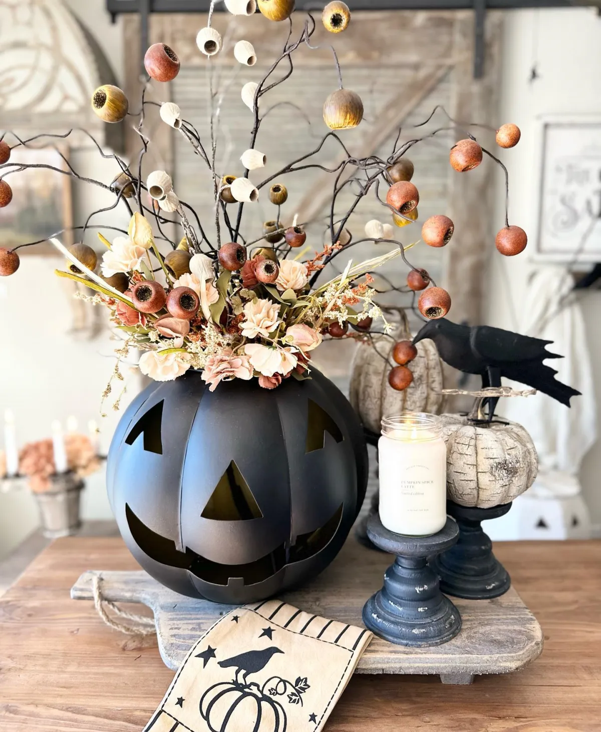 halloween deko fürs wohnzimmer schwarzer kürbis als vase künstlicher herbststrauß