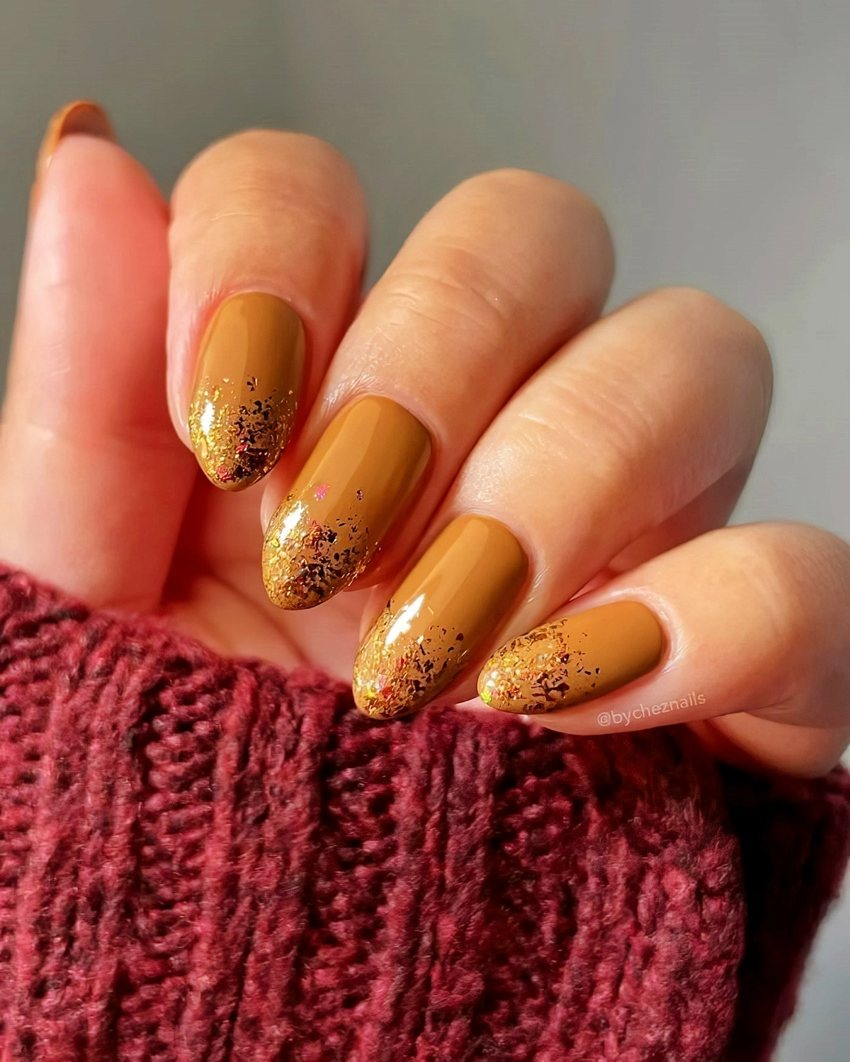 herbstlich herbst fingernaegel cappuccino nails mandelnaegel in braune farbe mit glitzer bycheznails