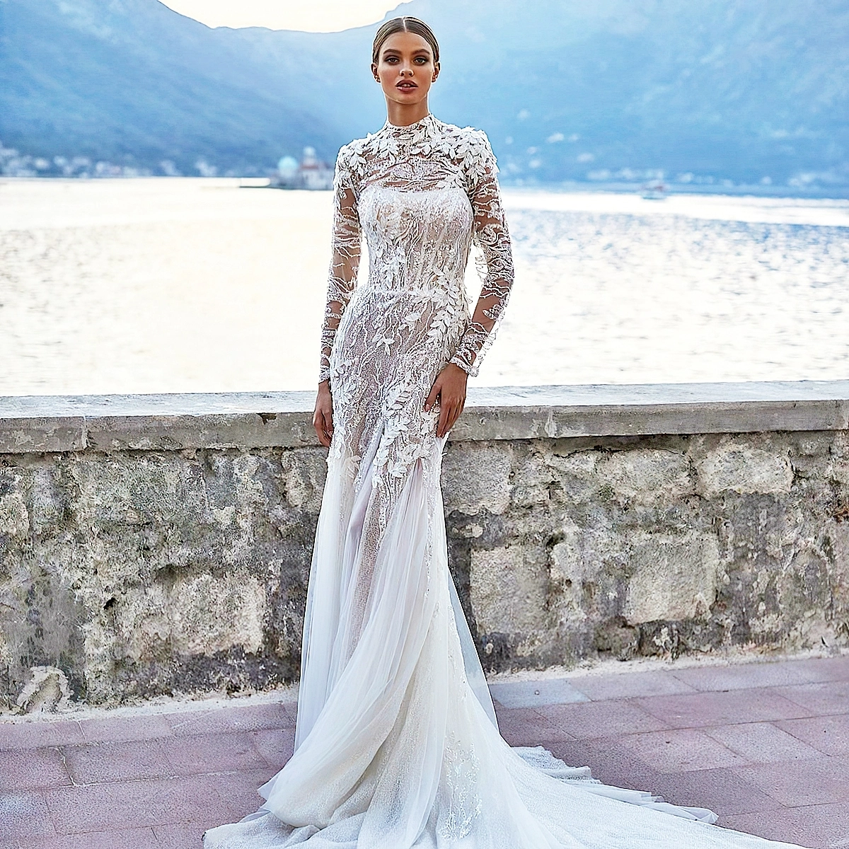 hochzeitskleid mit spitze und sloralen details brautmode 2025 vakkowedding