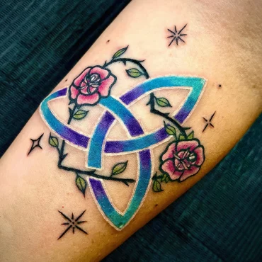 keltischer knoten bedeutung familie mit rosen tattoodesign kattdiamondtattoos