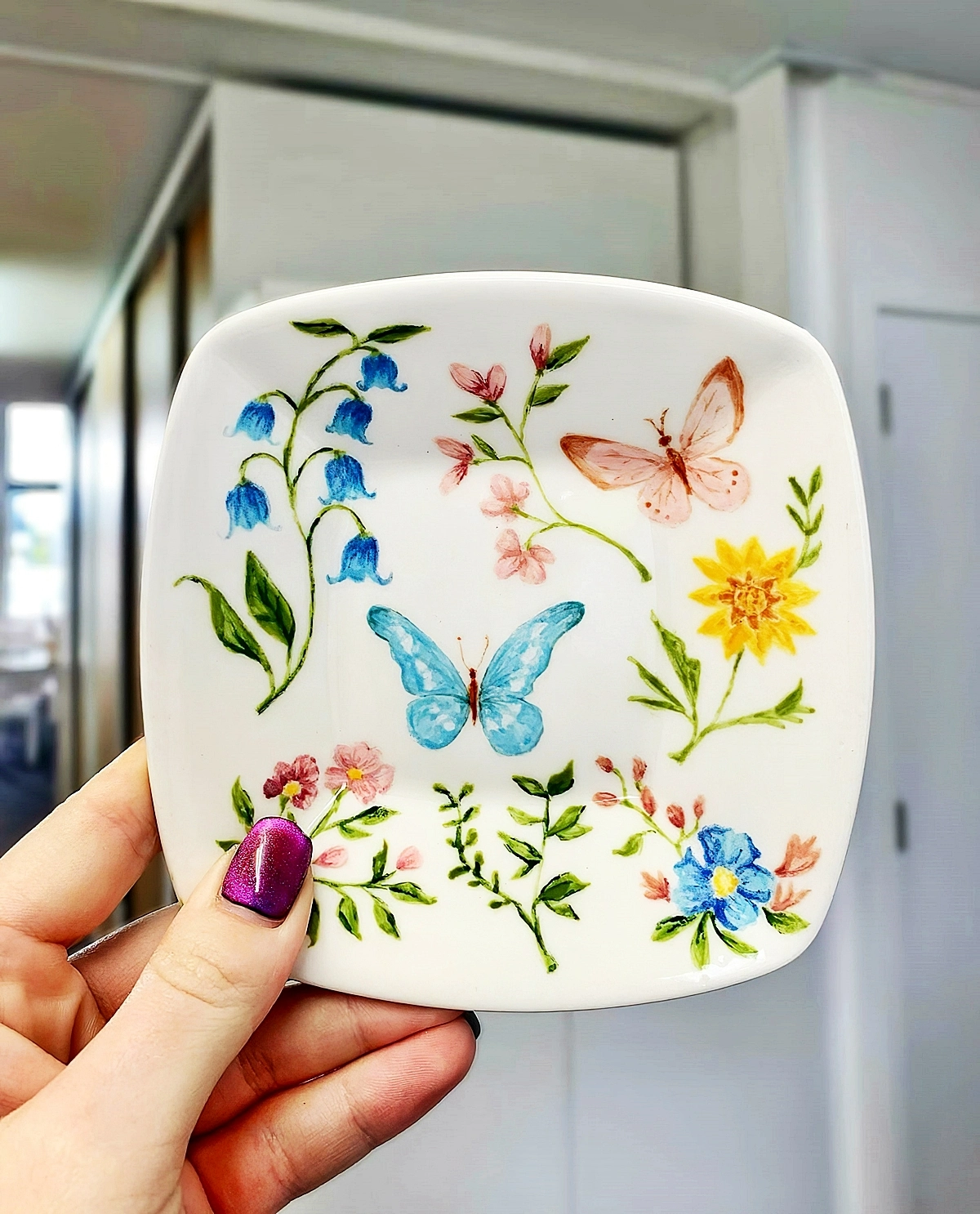 keramik selbst bemalen ideen kleiner teller dekoriert mit floralen motiven und schmetteringen 