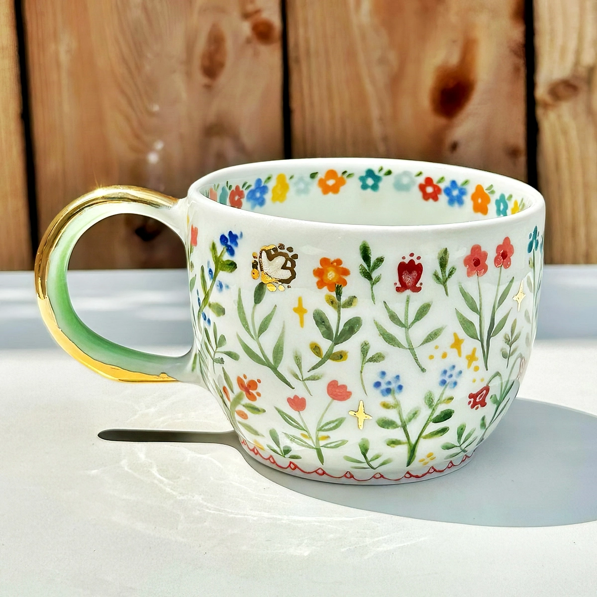 keramik selbst bemalen ideen tasse dekoriert mit bunten blumen sylviepottery