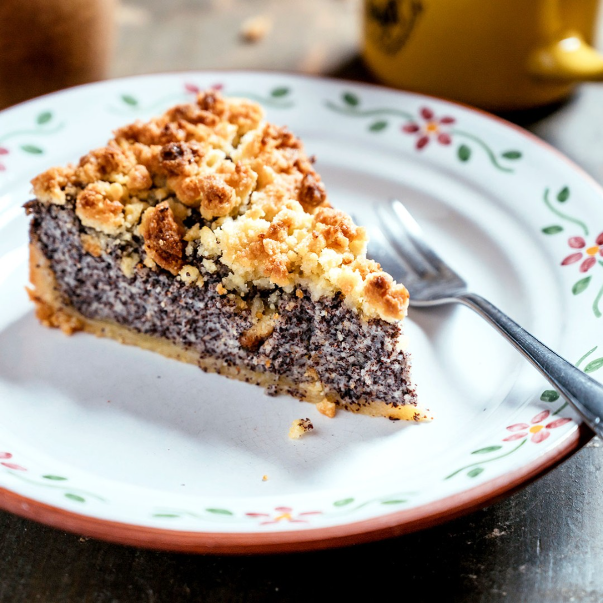 klassisches mohnkuchen rezept in teller mit blumen