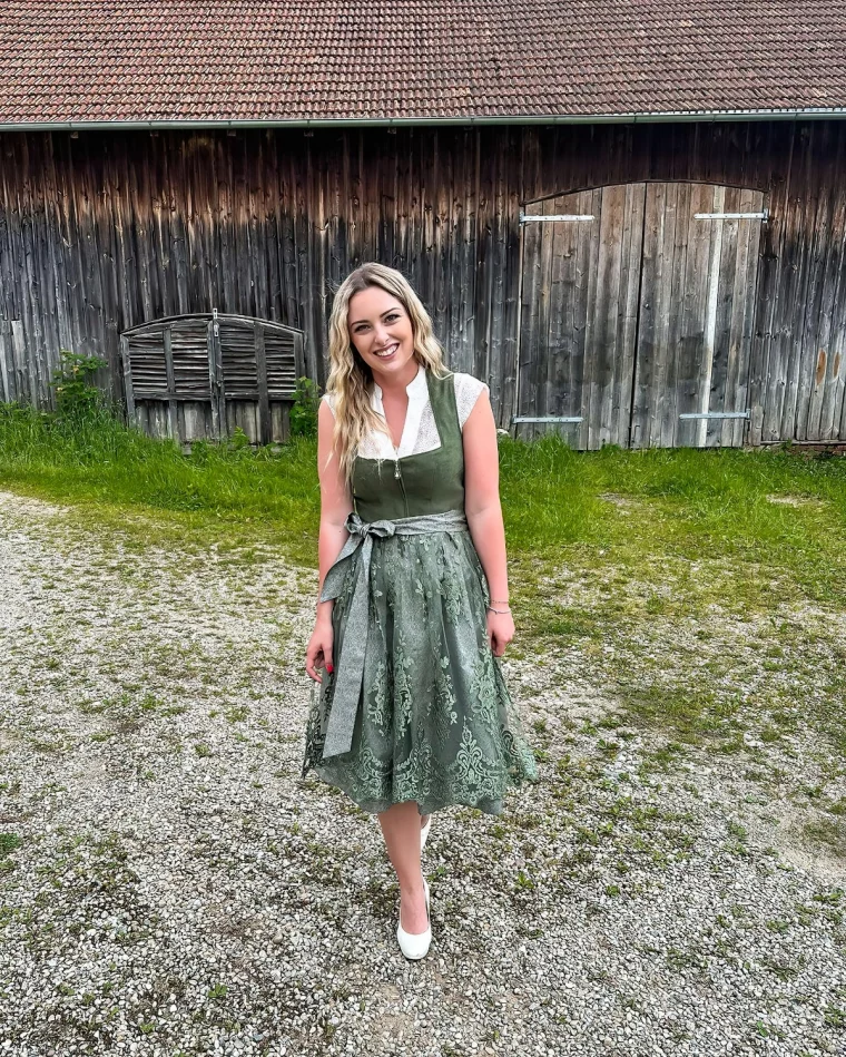 kleid oktoberseft outfit 2024 frauen dirndl gruen bergweisstrachten