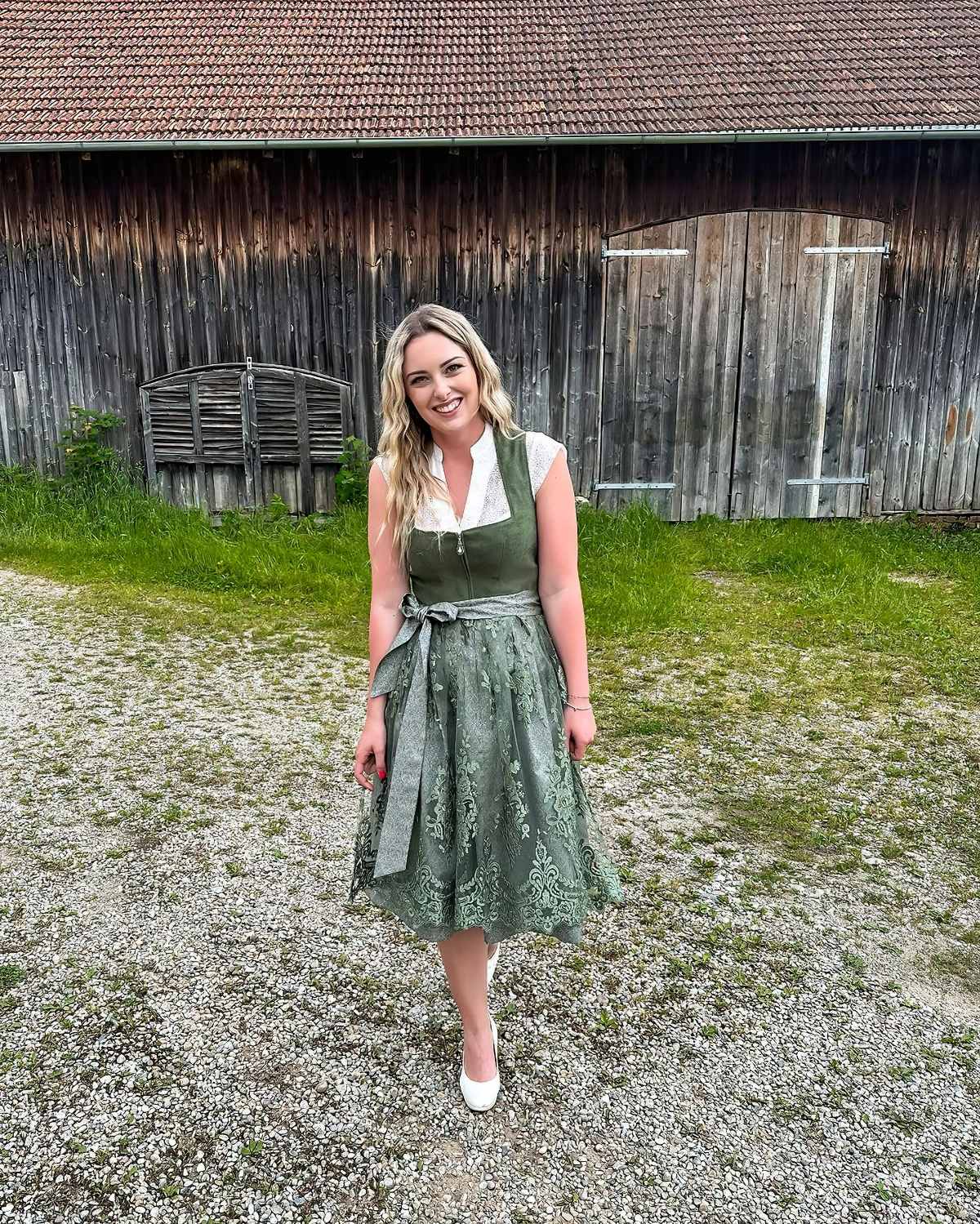 kleid oktoberseft outfit 2024 frauen dirndl gruen bergweisstrachten