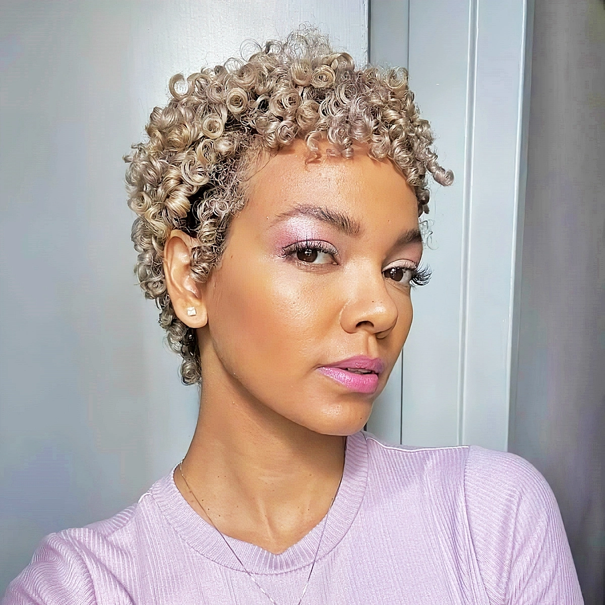 kurze haare faerben ideen lockiger pixie schnitt afro locken haarfarben trends 