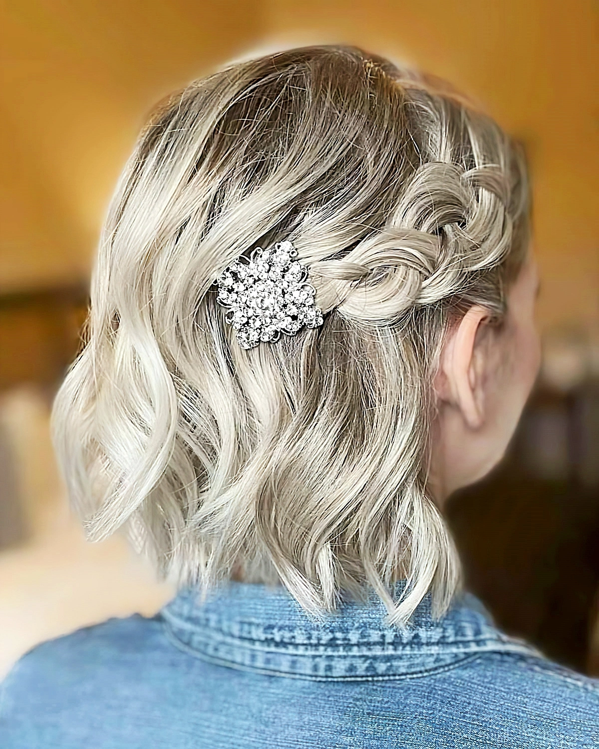 kurze haare frauen blonder bob fesltiche frisur mit topf und kopfschmuck 