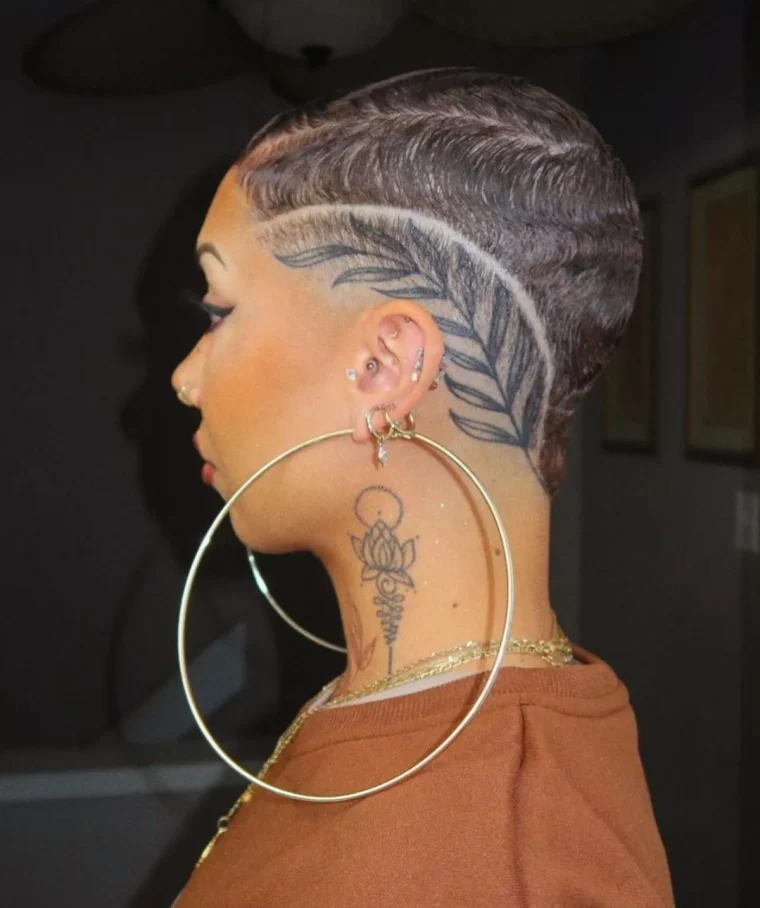 kurzhaarfrisuren damen extrem kurze haare tattoo