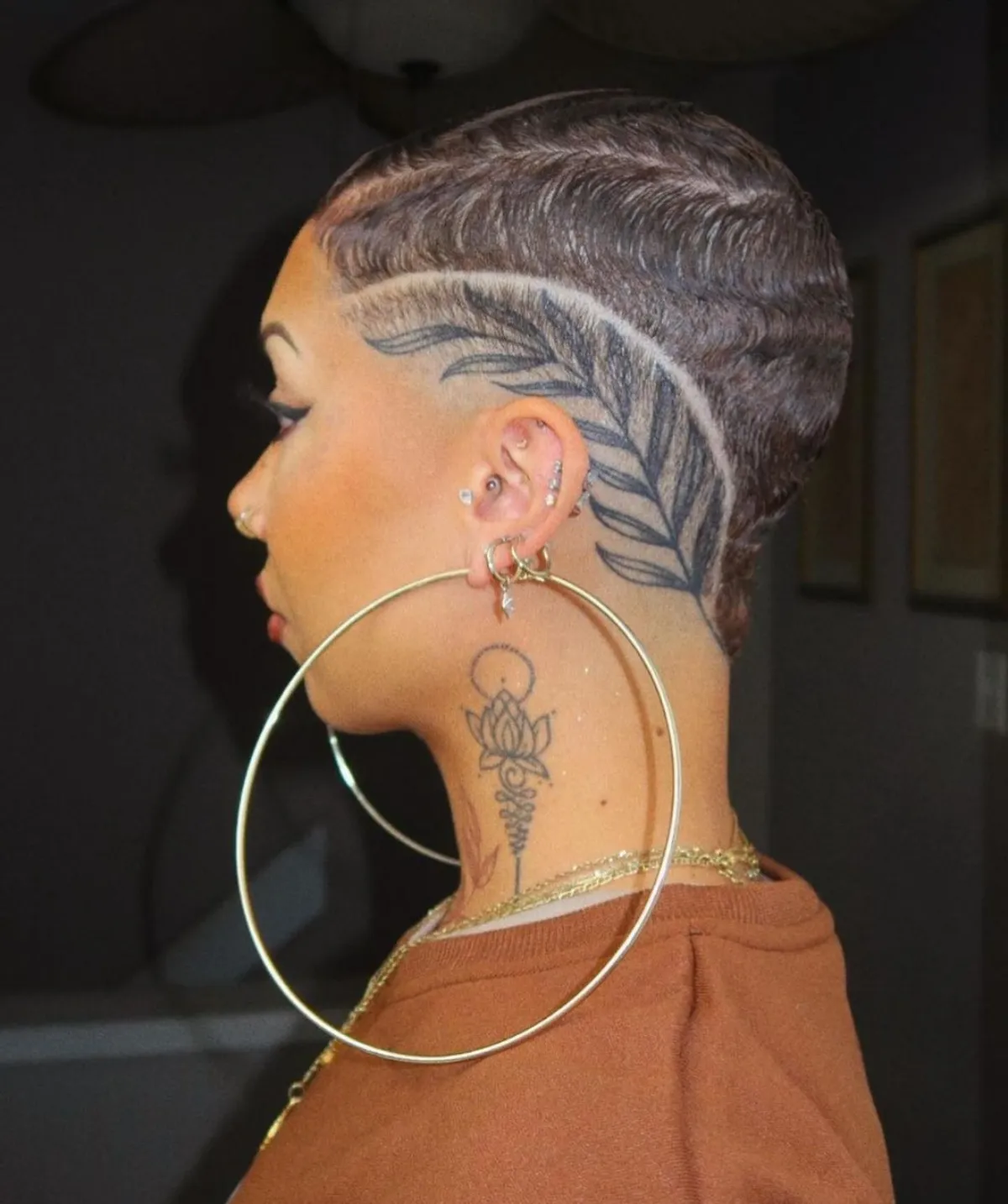 kurzhaarfrisuren damen extrem kurze haare tattoo