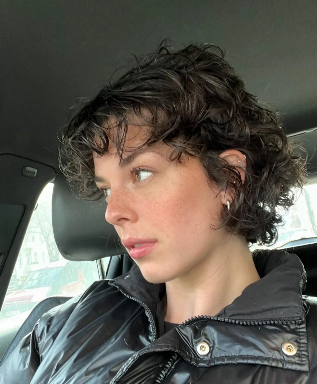 kurzhaarfrisuren trends 2025 curly mullet damen haarschnitte