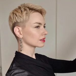 kurzhaarfrisuren trends 2025 pixie cut blonde haare