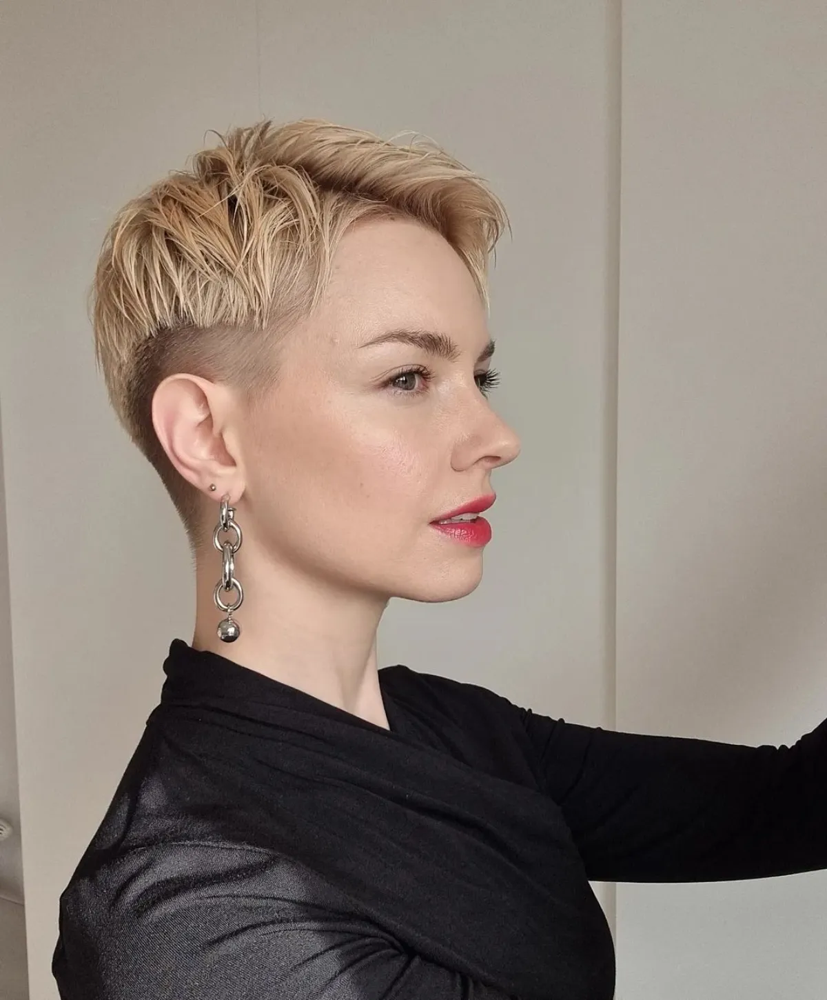 kurzhaarfrisuren trends 2025 pixie cut blonde haare