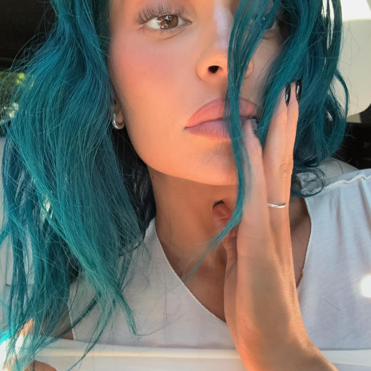 kylie jenner elektrisch blaue haarfarbe