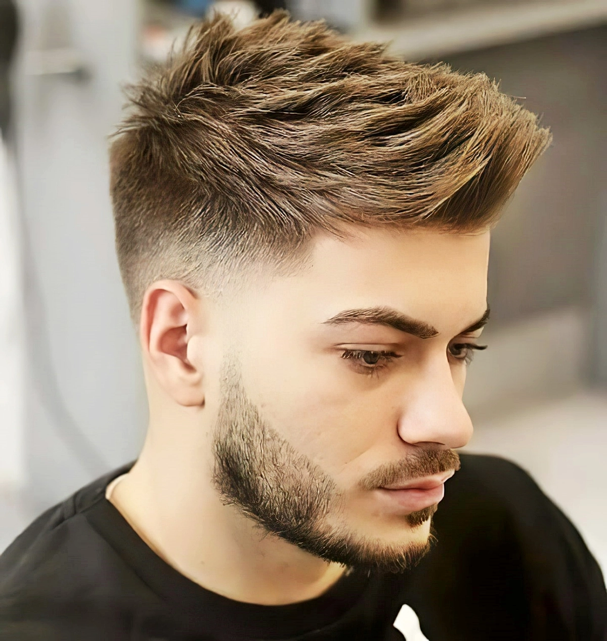 low fade cut hair herrenfrisuren 2025 ideen kurze seiten langem deckhaar nach vorne themillkybarber