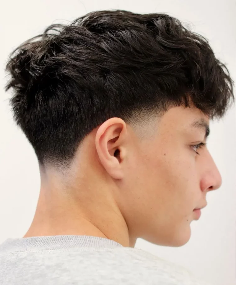 low fade haarschnitt mann dichte haare