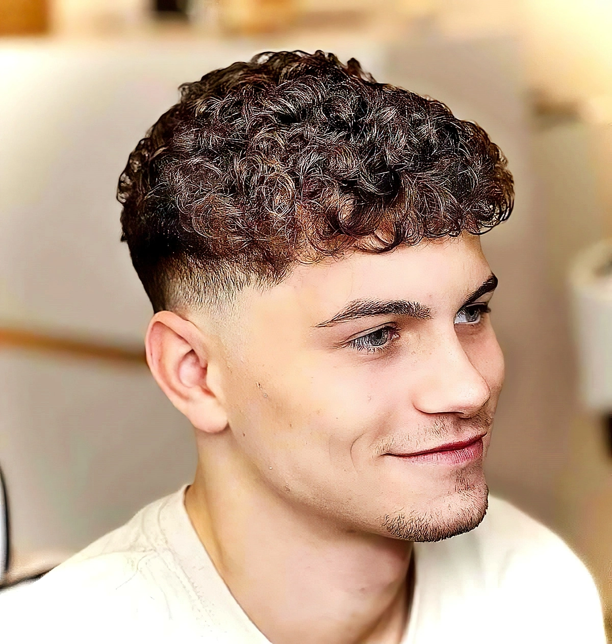 low fade locken jungenfrisuren herrenfrisuren 2025 trends 