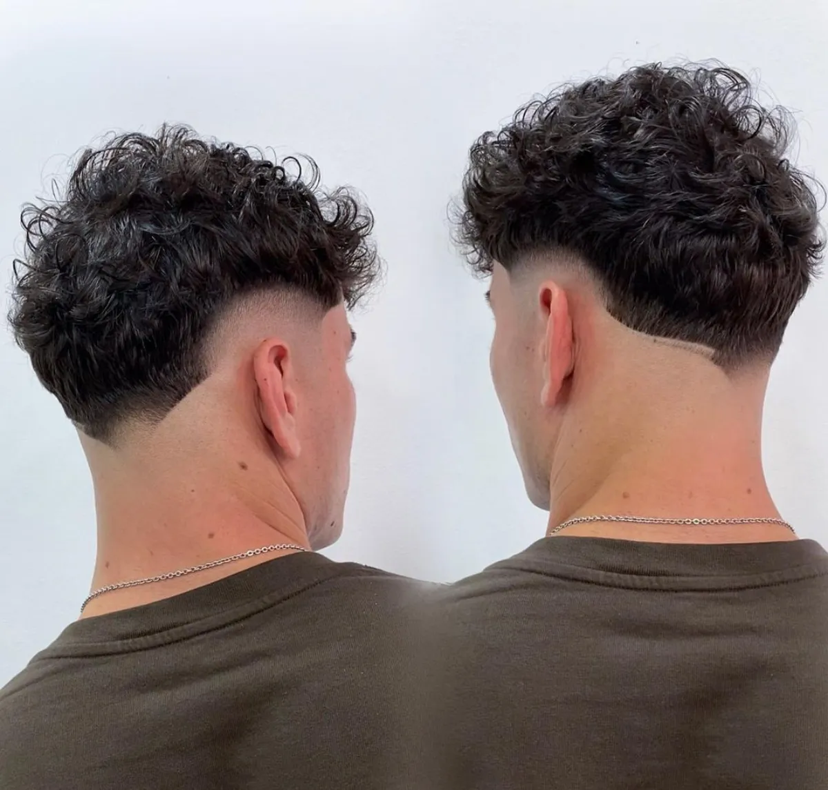 low fade lockiger oberteil männer frisuren trends 2025