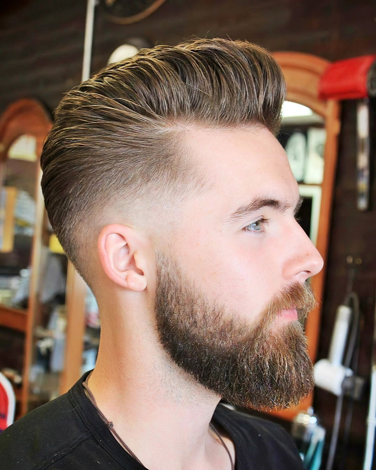 maenner frisur pompadur mit fade herrenfrisuren 2025 brett thebarber