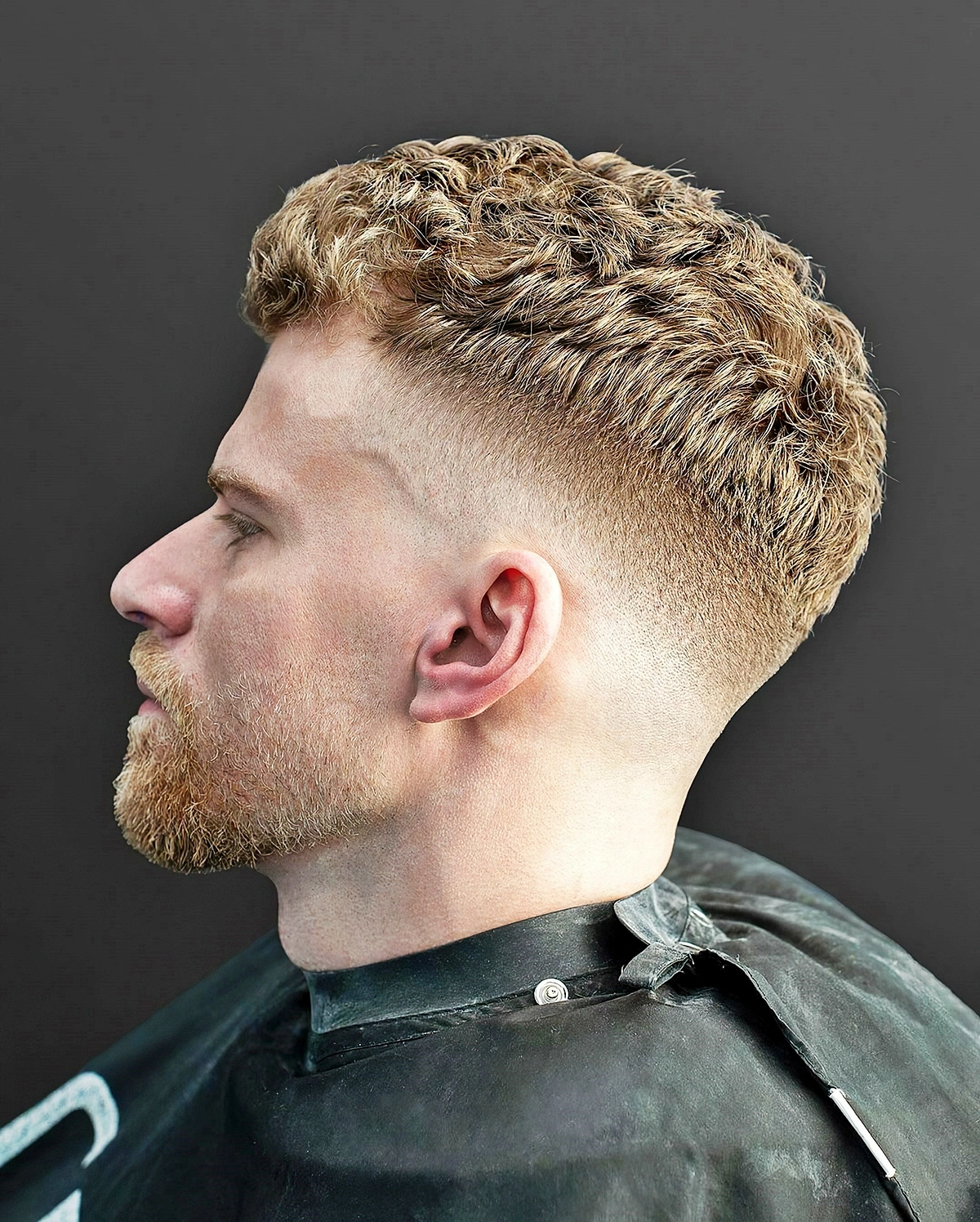 mann haarschnitt kurz mit fade blonde haaremit uebergang 