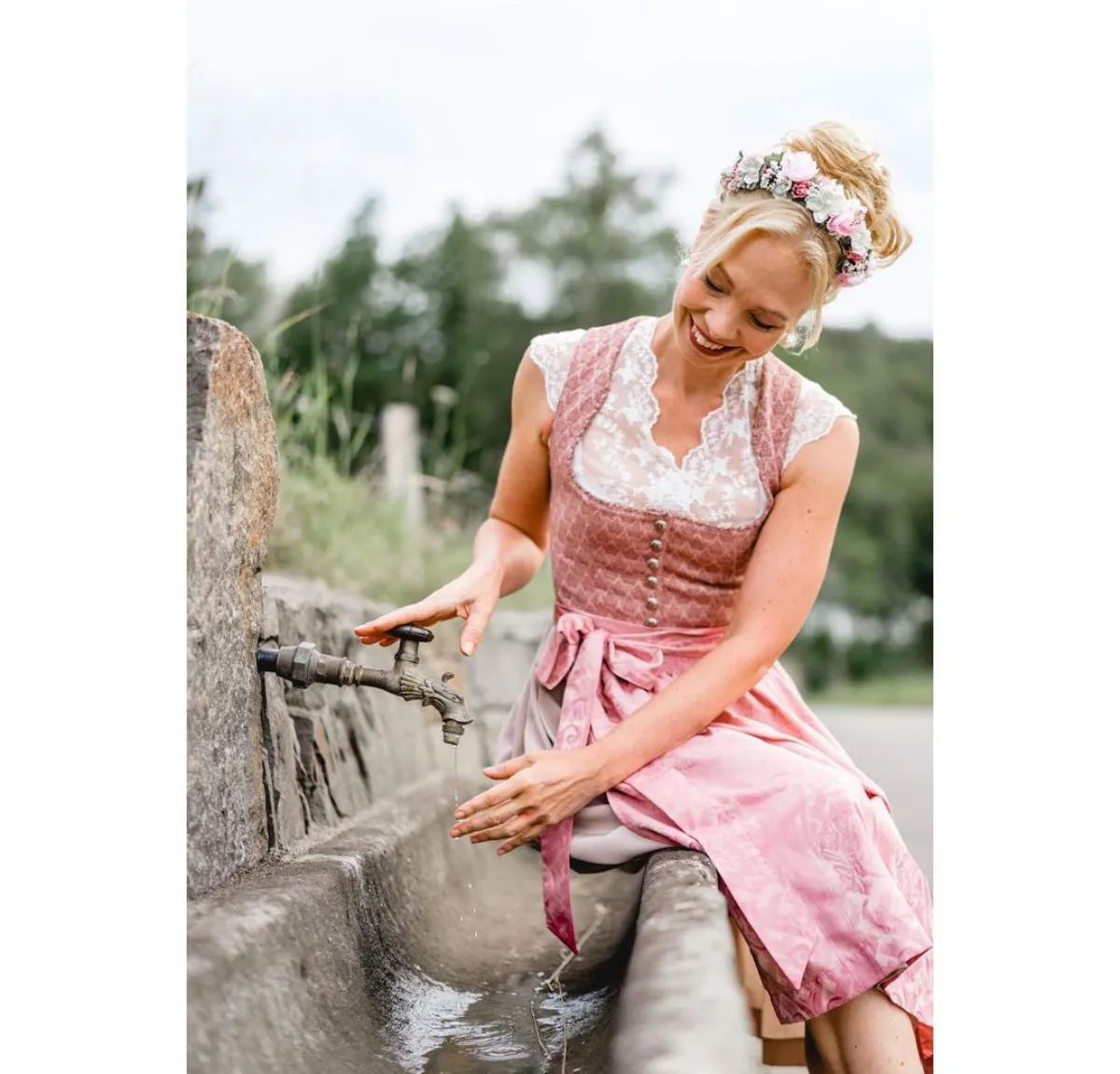 messy bun mit blumenkranz frisur zum oktoberfest