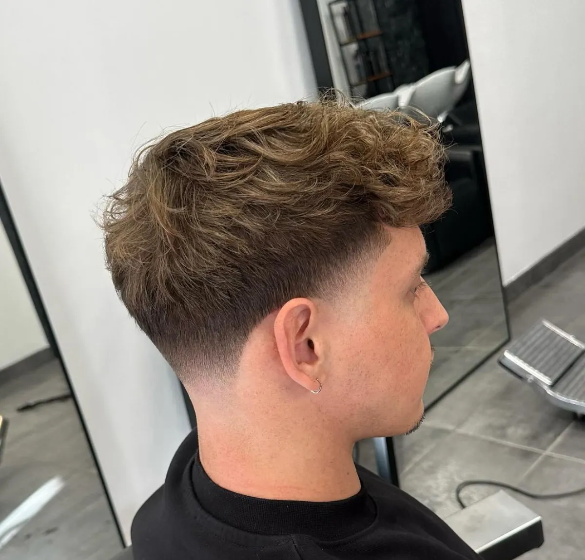 mid fade für wellige haare männer frisuren 2025