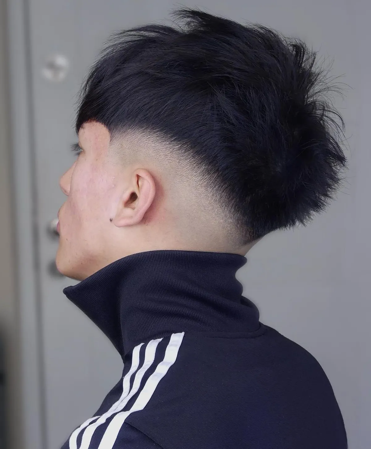 mid fade glatte haare sauberer scharfer look