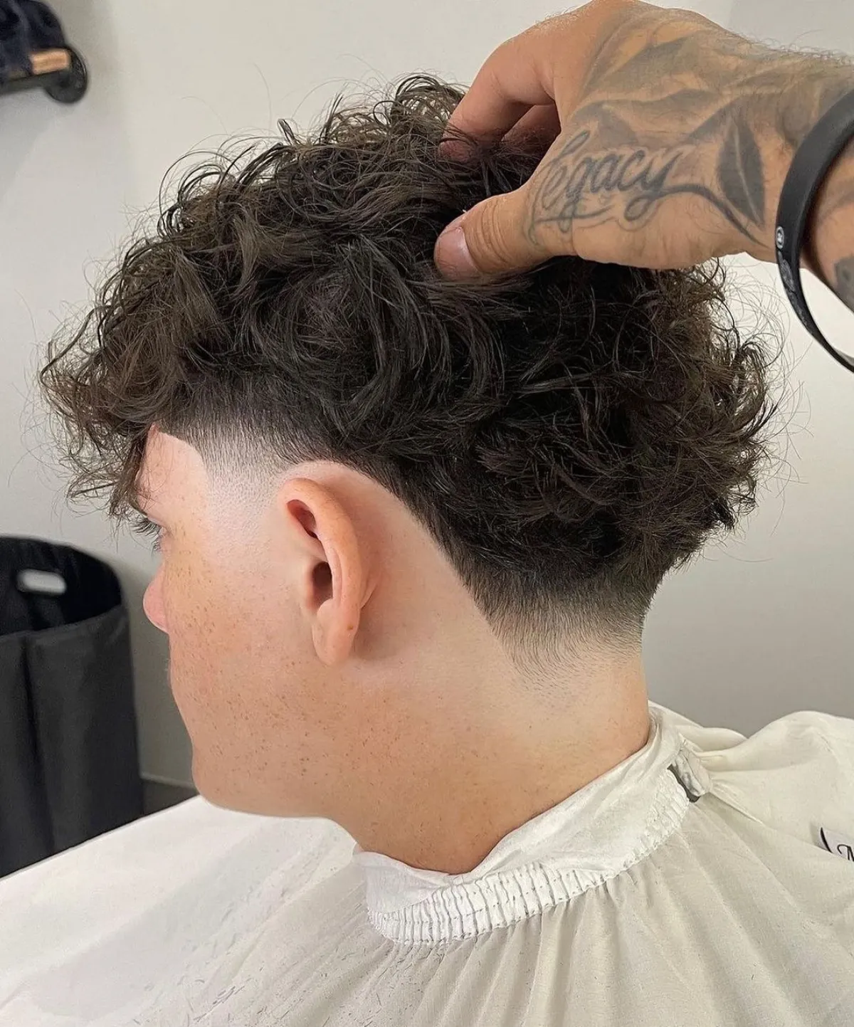 mid fade kurze seiten volumniöse locken oberkopf