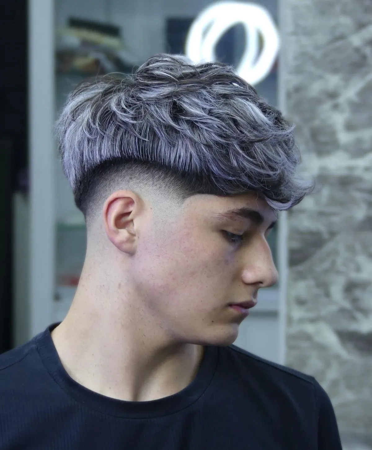 mid fade lässiger texturierter look lila haare