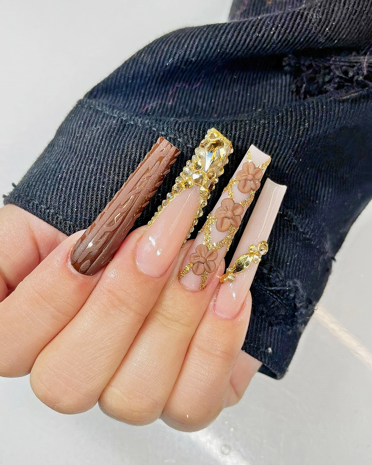 nageldesign ballerina extrem lange naegel mit strass in beige und gold baddiebeenails