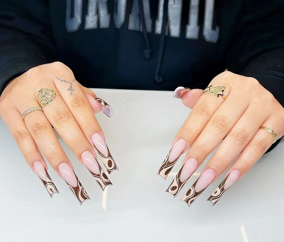 nageldesign herbst siwrl naegel in weiss und braun baddiebeenails