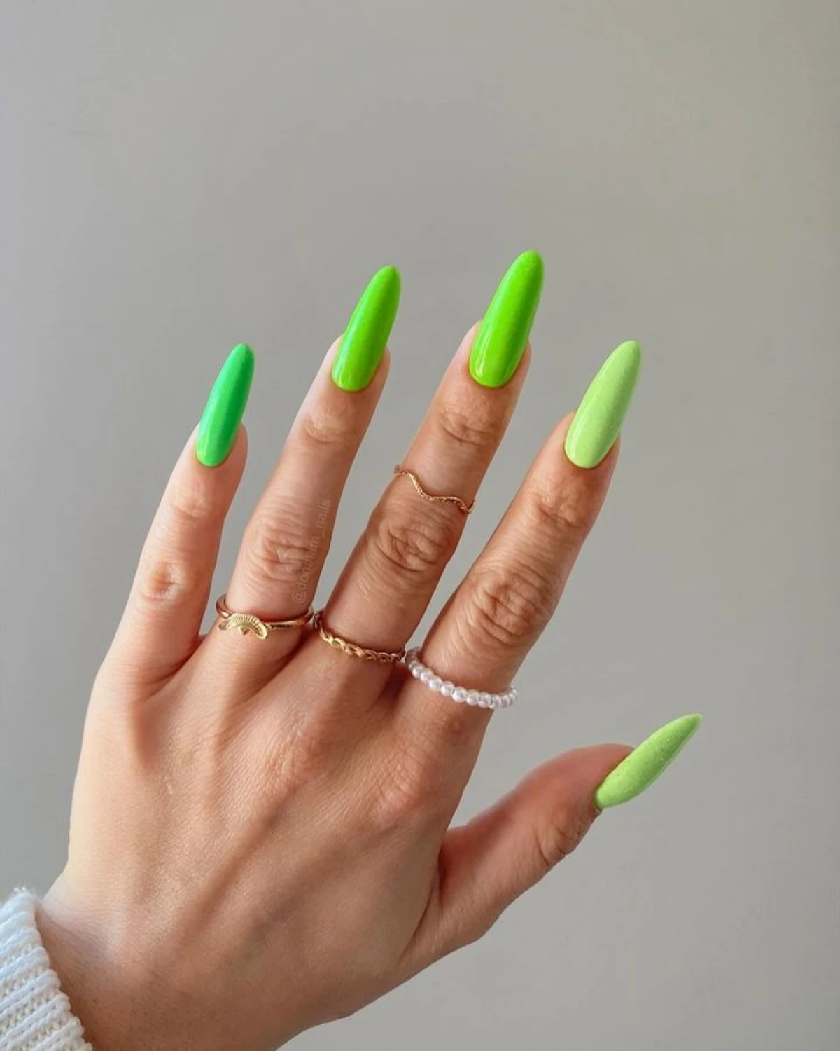 neongruen mistmatched naegel in gruen donatam nails