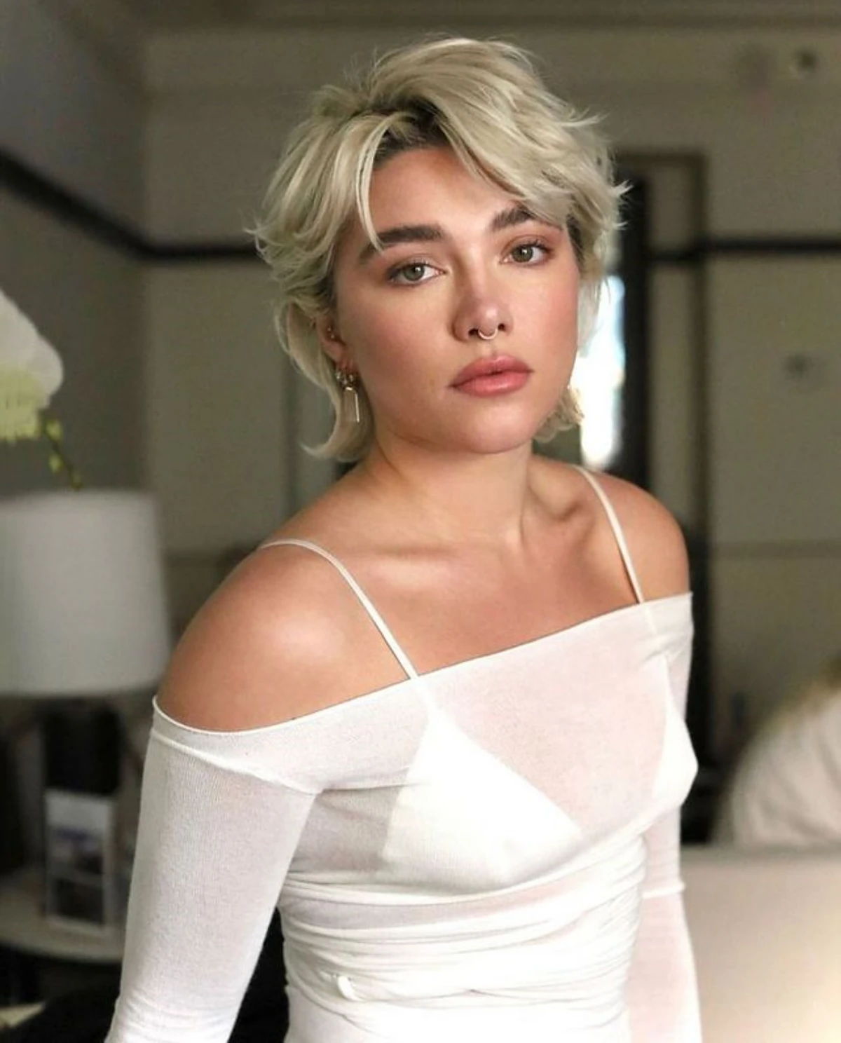 no make up look florence pugh ohne mascara schminke cosmovibedergi