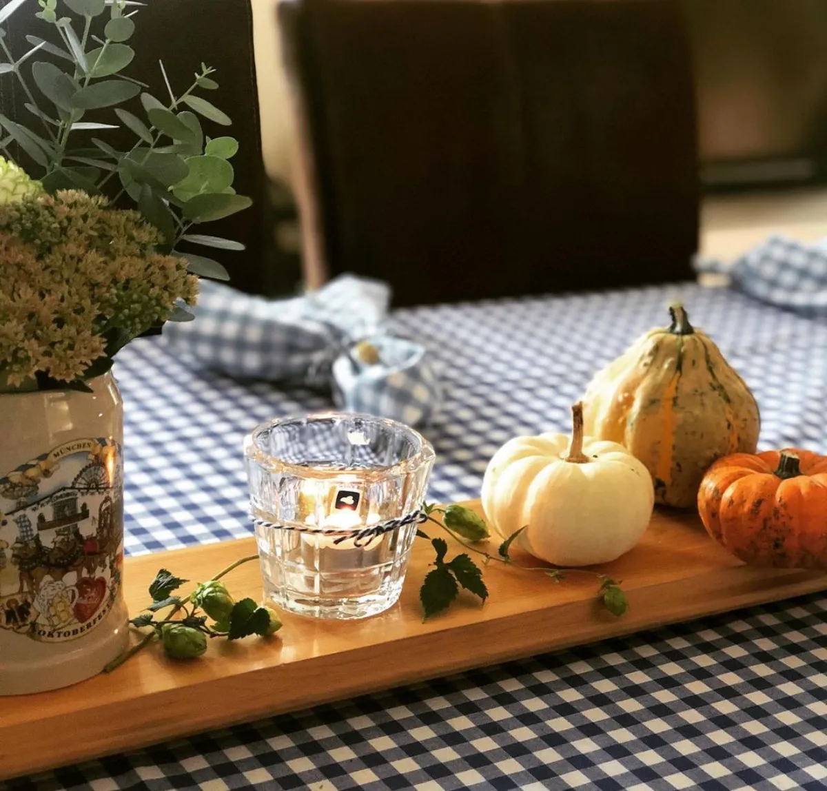 oktoberfest deko herbstliches flair mini kürbisse bierseidel als vase