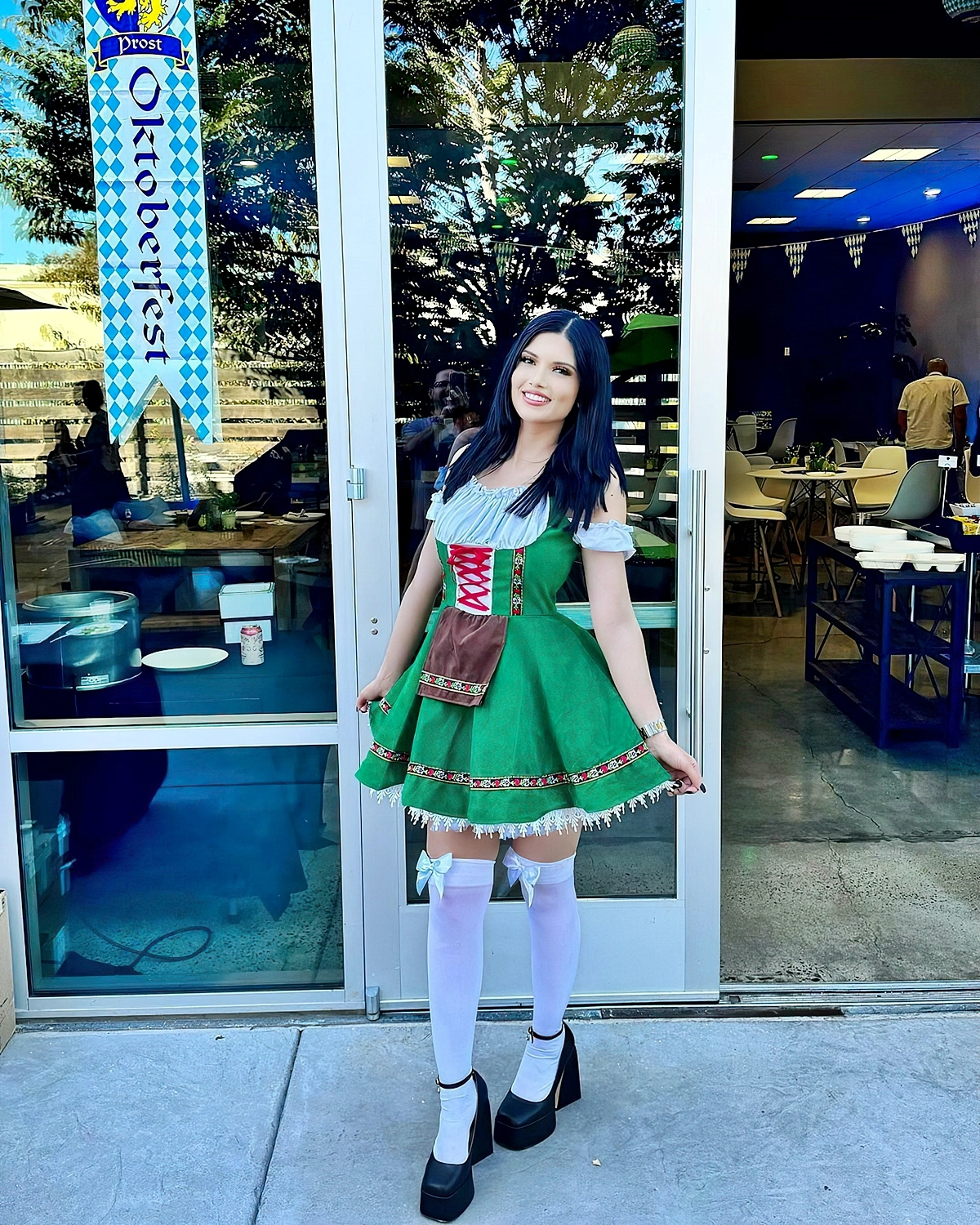 oktoberfest dirndl ideen damenoutfit in gruen und weiss helmarose