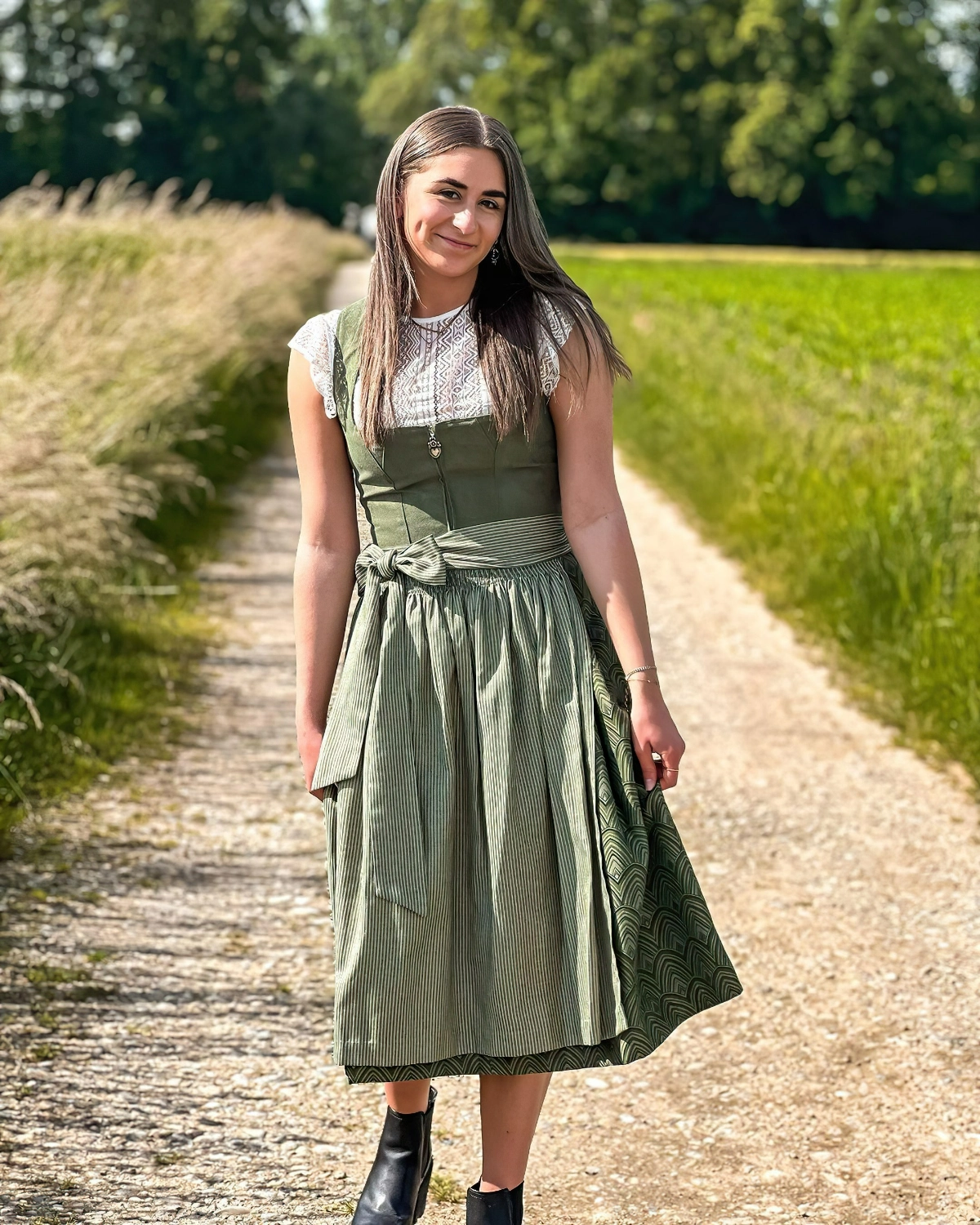 oktoberfest kleid dirndl in gruen und weiss bergweisstrachten