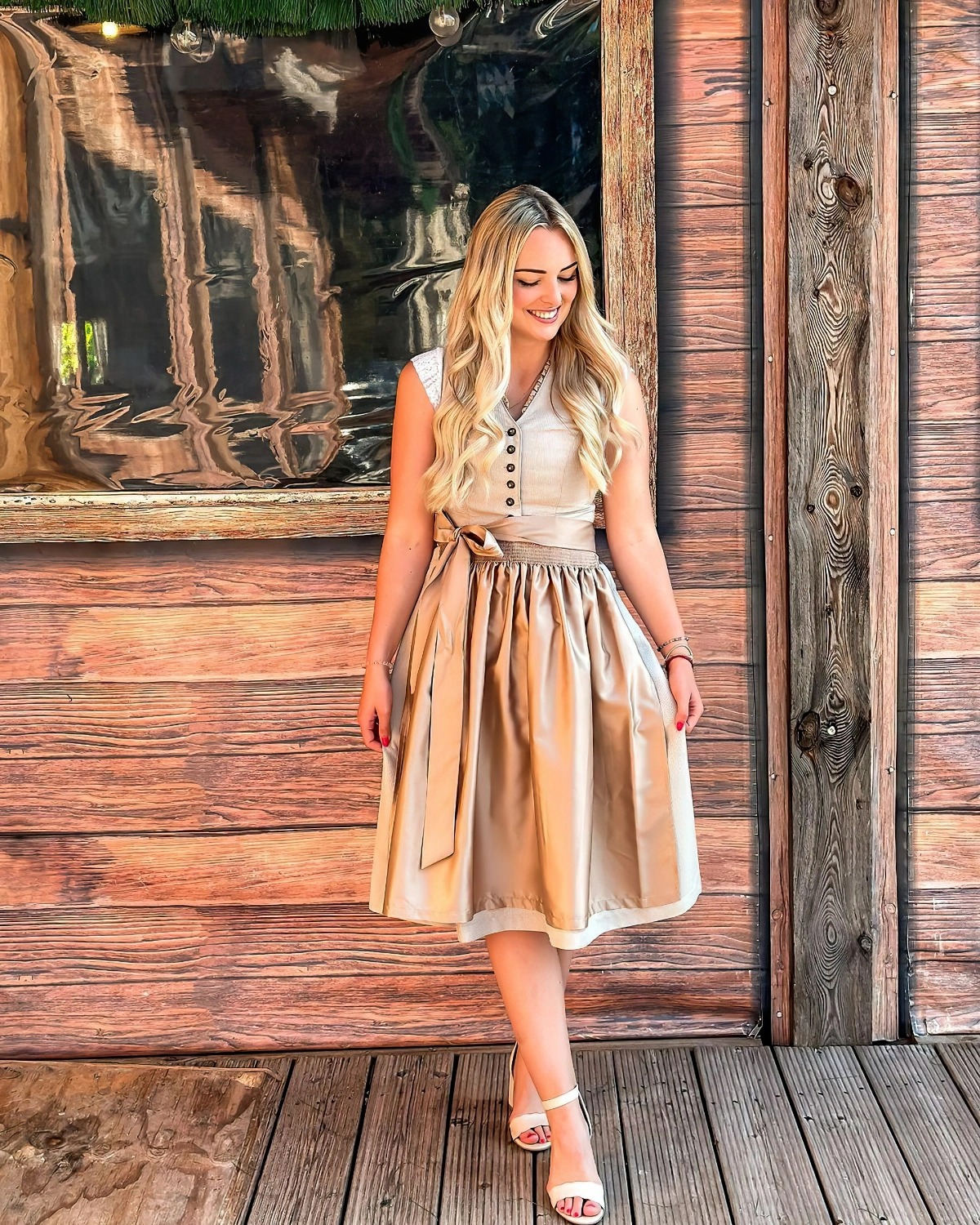 oktoberfest kleidung damen dirndl in beige knielanger rock bergweisstrachten