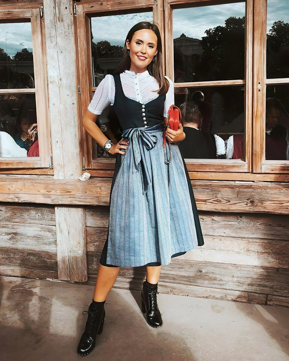 oktoberfest outfit ideen 2024 frauen dirndl blau