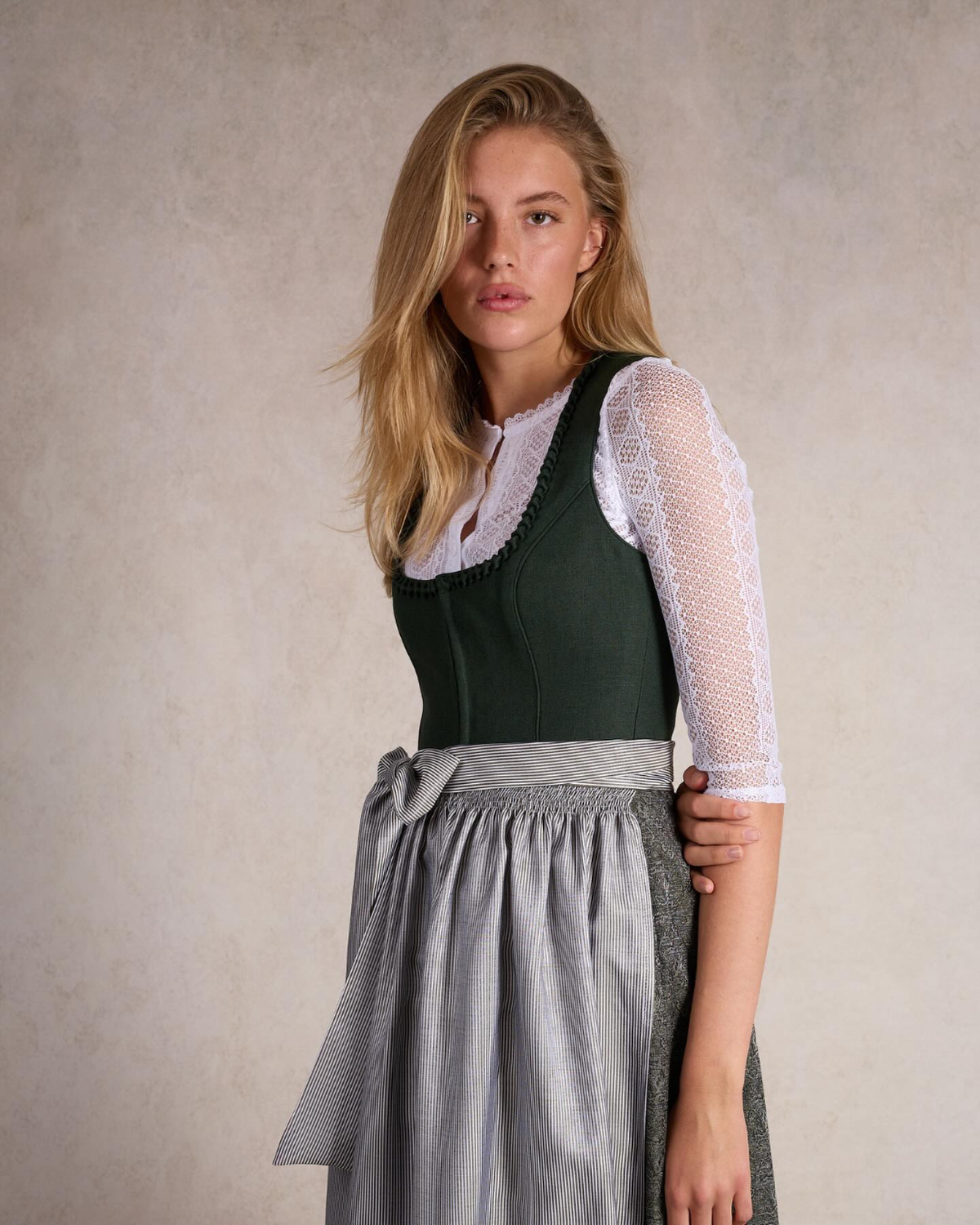 oktoberfest outfit mit dirndl in farbe tanne