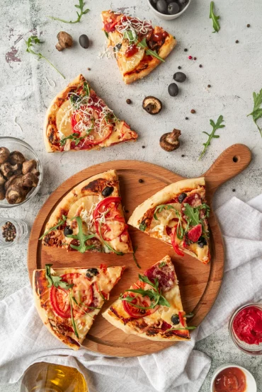 perfekt gebakenne pizza auf pizzastein