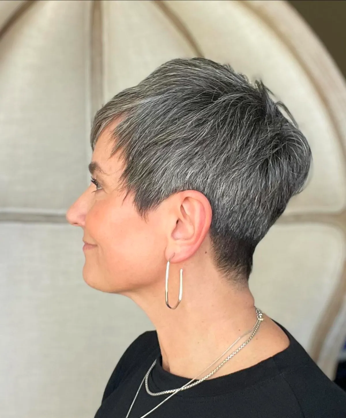 pixie cut graue haare glatt haarschnitte damen ab 50