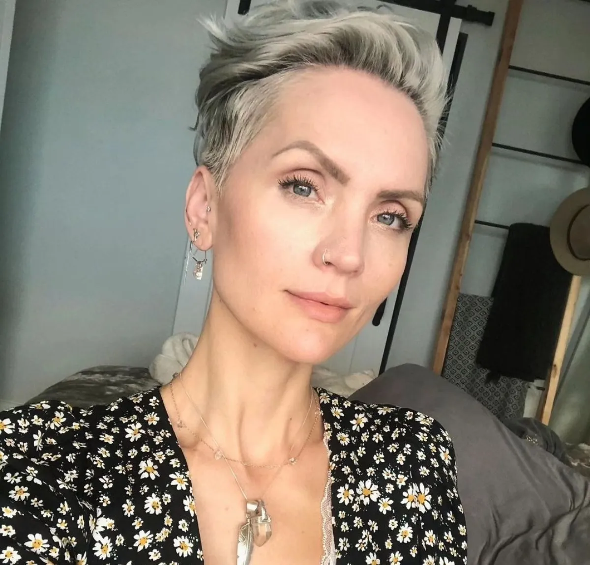 pixie cut graue haare längeres deckhaar