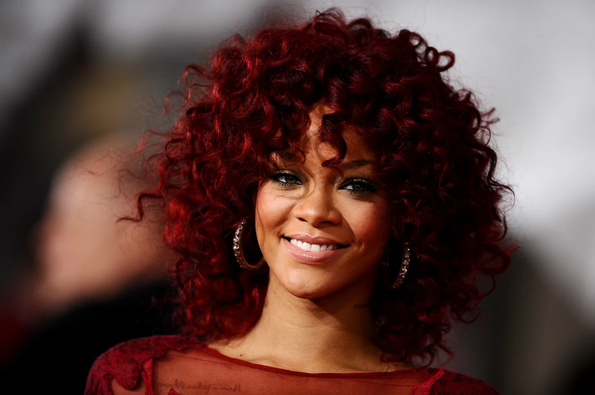 rihanna rote bouncy curls ideen