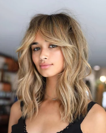 schulterlange haare frisuren 2025 shag vut mit curtai bangs balayage blond hirohair