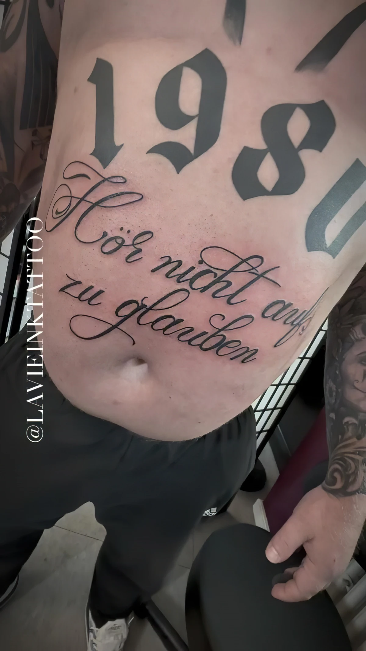 spruch mit geburtsjahr tattoo lavieinktattoo