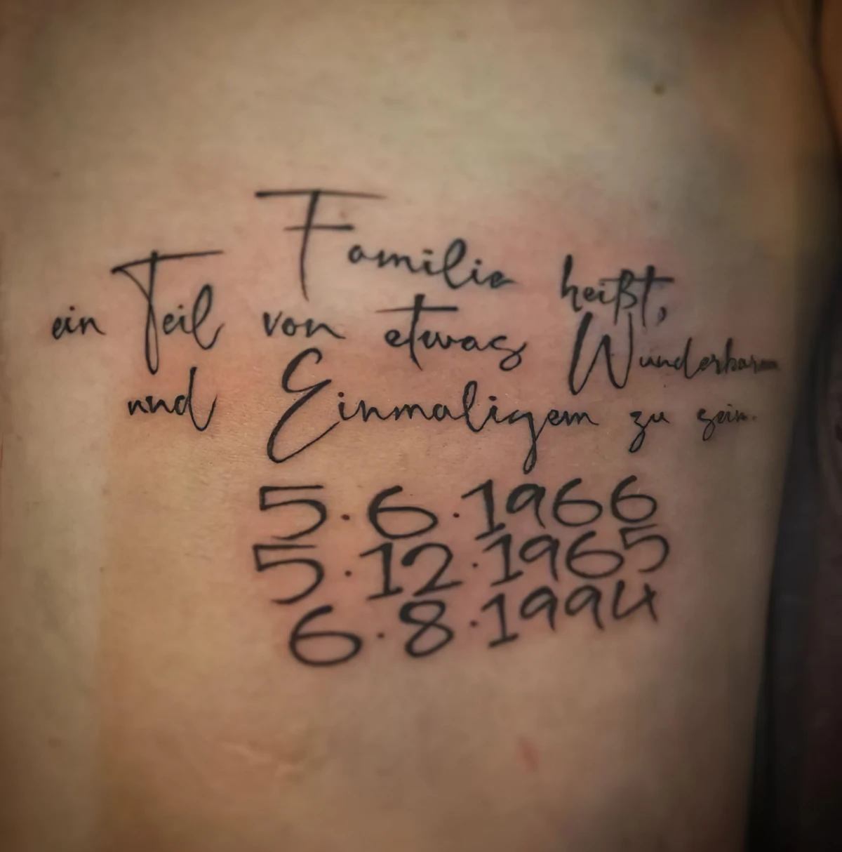 tattoo schrift und zahlen familien tattoo